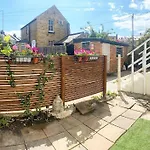 Entire Two Bedroom Apartment With Sun-Filled Private Garden