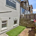 Entire Two Bedroom Apartment With Sun-Filled Private Garden