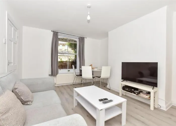 Entire Two Bedroom Apartment With Sun-Filled Private Garden