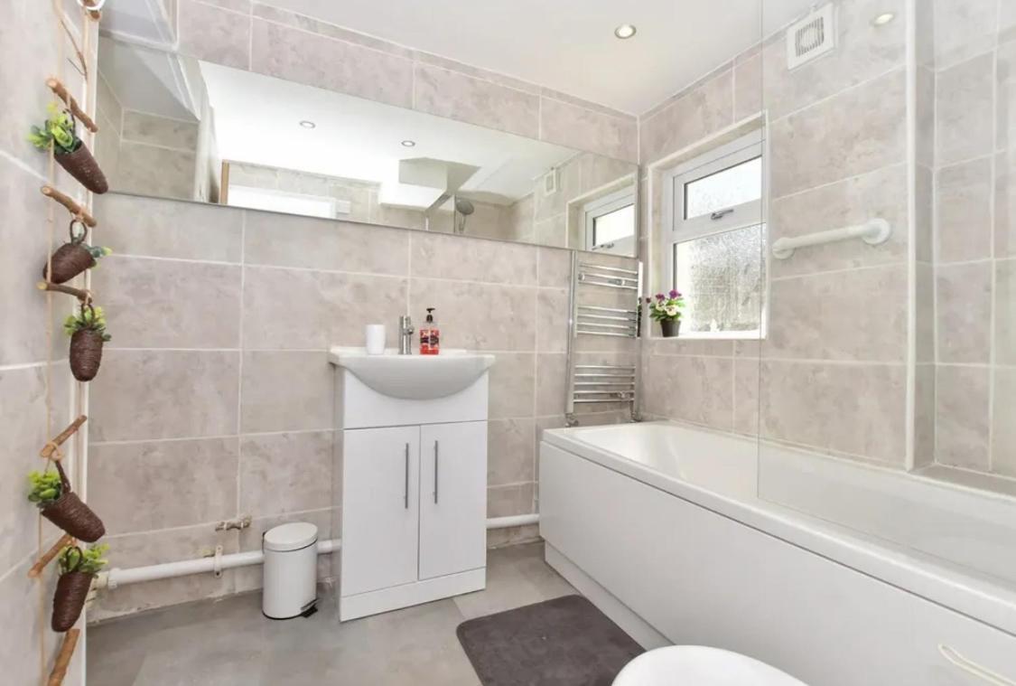 Apartment Entire Two Bedroom With Sun-filled Private Garden Margate