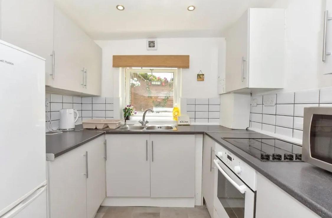 Entire Two Bedroom With Sun-filled Private Garden *