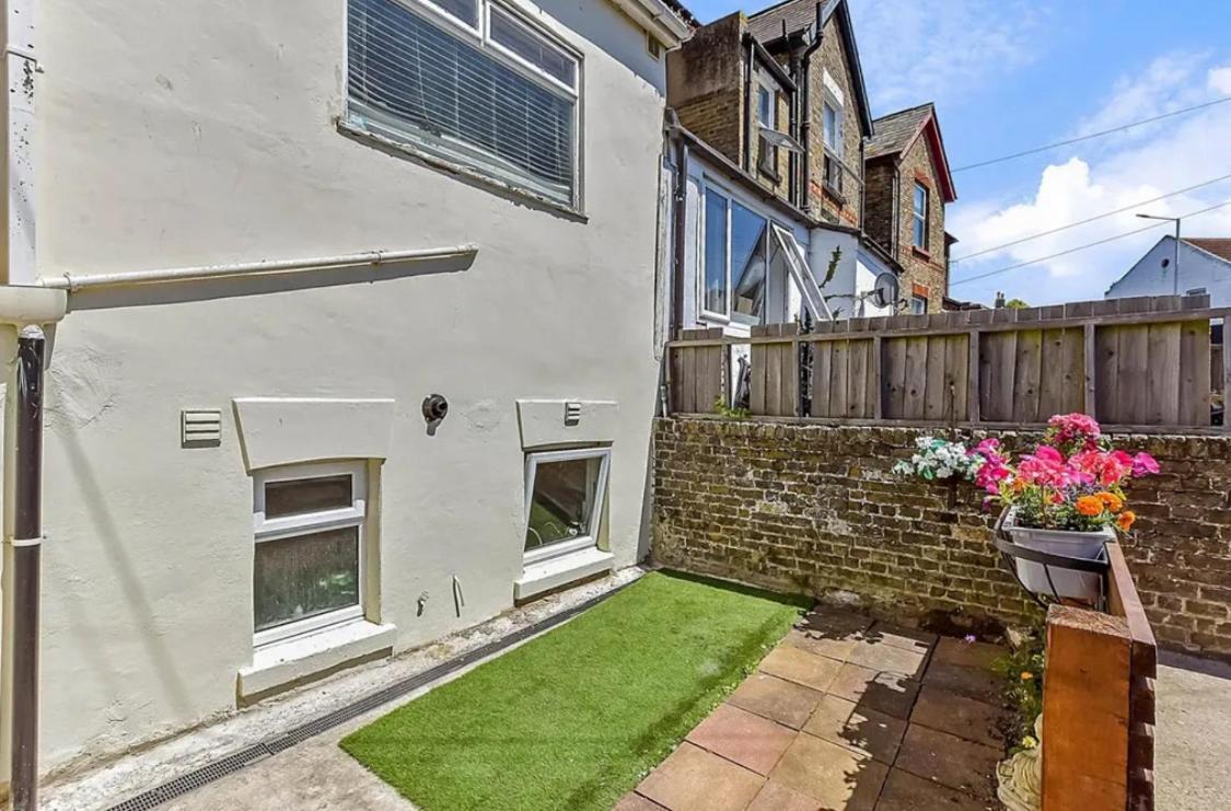 Entire Two Bedroom With Sun-filled Private Garden Apartment Margate