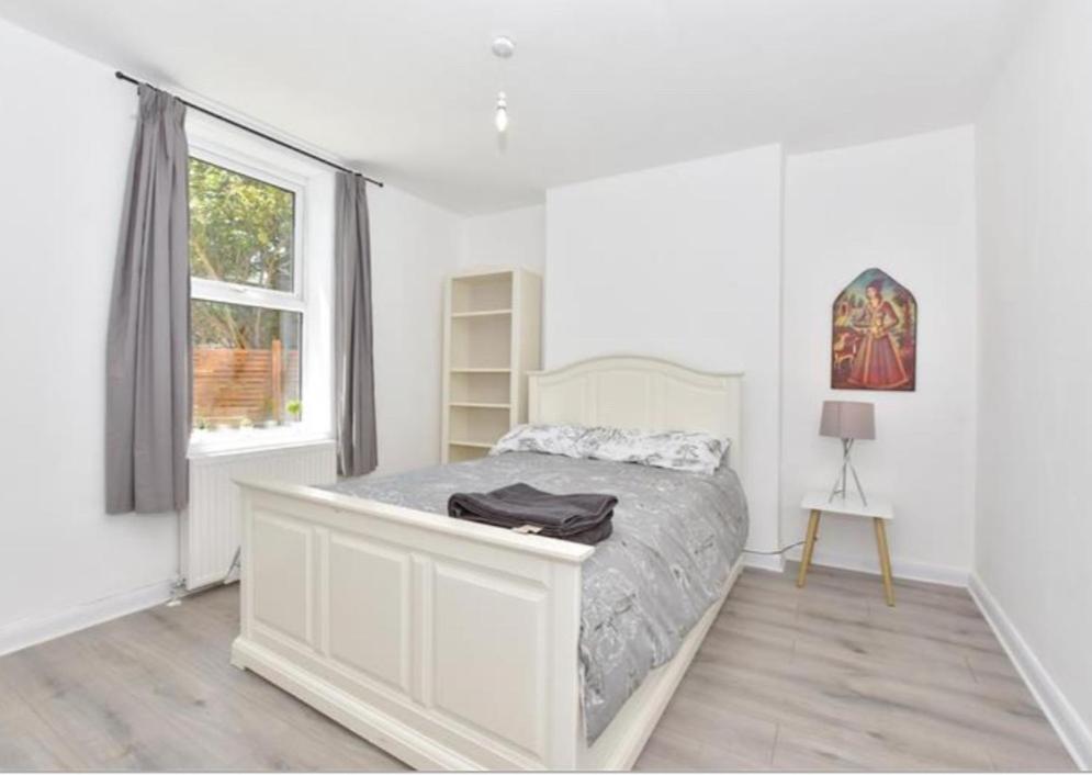 Entire Two Bedroom With Sun-filled Private Garden Margate